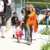 Aidée d'une nounou, Heidi Klum emmène ses quatre enfants à leur cours de karaté à Brentwood, Los Angeles le 19 mai 2012