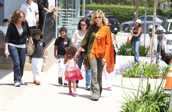 Aidée d'une nounou, Heidi Klum emmène ses quatre enfants à leur cours de karaté à Brentwood, Los Angeles le 19 mai 2012