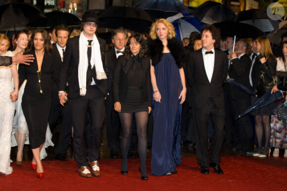 Pete Doherty et l'équipe lors de la montée des marches de Confession d'un enfant du siècle au Festival de Cannes, le 20 mai 2012.
