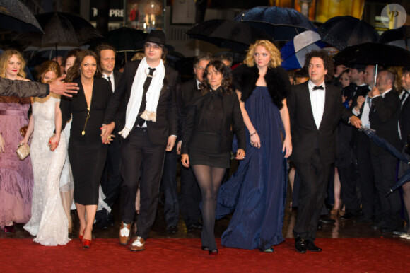 Pete Doherty et toute l'équipe du film lors de la montée des marches de Confession d'un enfant du siècle au Festival de Cannes, le 20 mai 2012.