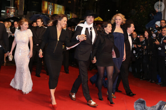 Karole Rocher, Pete Doherty, la réalisatrice et Lily Cole lors de la montée des marches de Confession d'un enfant du siècle au Festival de Cannes, le 20 mai 2012.