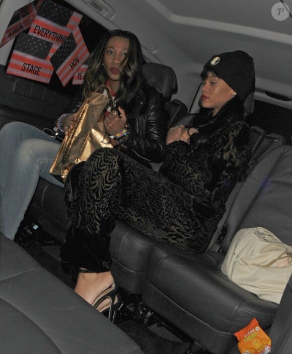 Accompagnée de son amie-assistante, Rihanna arrive à la discothèque Boujis Nightclub à Londres le 21 mai 2012 au matin
