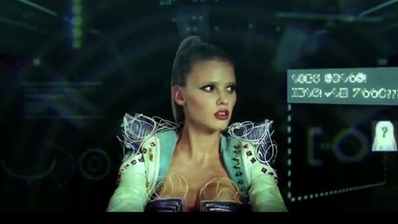 Lara Stone, sublime créature intergalactique dans le clip déjanté de Hot Chip