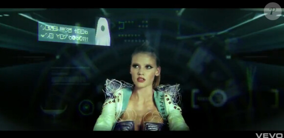 Lara Stone dans le clip Night and day du groupe Hot Chip, mai 2012.