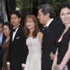 Youn Yuh-jung, Yu Junsang, Isabelle Huppert, Hong Sangsoo et Moon Sori lors du tapis rouge précédant la projection du film In Another Country au festival de Cannes le 21 mai 2012