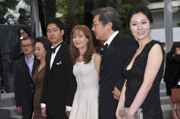 Youn Yuh-jung, Yu Junsang, Isabelle Huppert, Hong Sangsoo et Moon Sori lors du tapis rouge précédant la projection du film In Another Country au festival de Cannes le 21 mai 2012