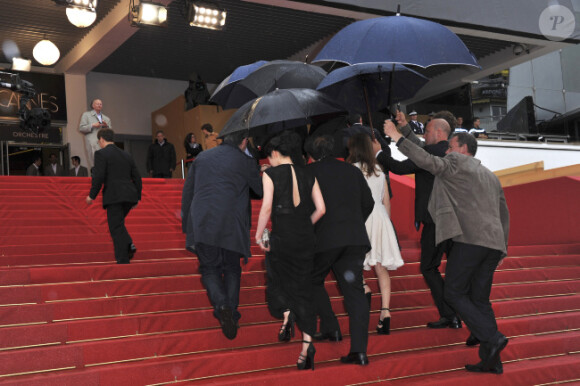 Youn Yuh-jung, Yu Junsang, Isabelle Huppert, Hong Sangsoo et Moon Sori  lors du tapis rouge précédant la projection du film In Another Country au festival de Cannes le 21 mai 2012