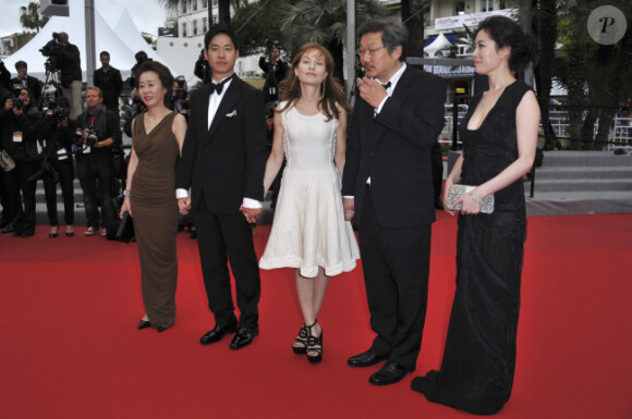 Youn Yuh-jung, Yu Junsang, Isabelle Huppert, Hong Sangsoo et Moon Sori  lors du tapis rouge précédant la projection du film In Another Country au festival de Cannes le 21 mai 2012