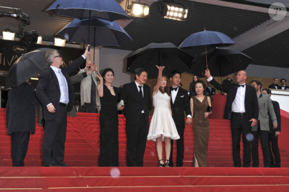 Youn Yuh-jung, Yu Junsang, Isabelle Huppert, Hong Sangsoo et Moon Sori lors du tapis rouge précédant la projection du film In Another Country au festival de Cannes le 21 mai 2012