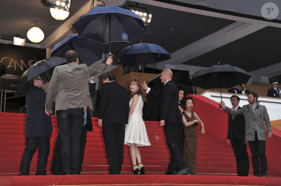 Youn Yuh-jung, Yu Junsang, Isabelle Huppert, Hong Sangsoo et Moon Sori lors du tapis rouge précédant la projection du film In Another Country au festival de Cannes le 21 mai 2012