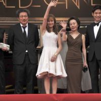 Cannes 2012 : Isabelle Huppert, radieuse et guillerette malgré la pluie