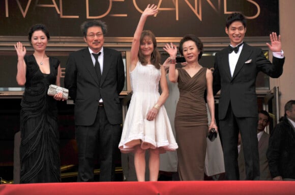 Youn Yuh-jung, Yu Junsang, Isabelle Huppert, Hong Sangsoo et Moon Sori  lors du tapis rouge précédant la projection du film In Another Country au festival de Cannes le 21 mai 2012