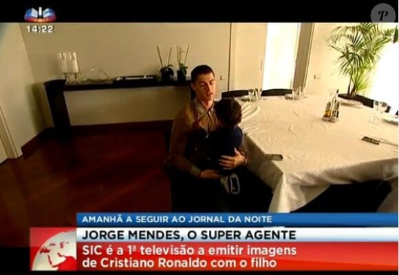 Cristiano Ronaldo et son fils Cristiano partagent un moment d'intimité surpris par les caméras dans un documentaire sur l'agent du joueur.