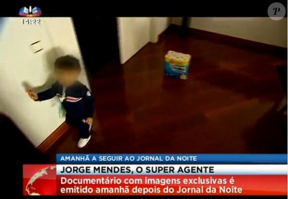 Cristiano Ronaldo et son fils Cristiano partagent un moment d'intimité surpris par les caméras dans le cadre d'un documentaire sur l'agent du joueur.