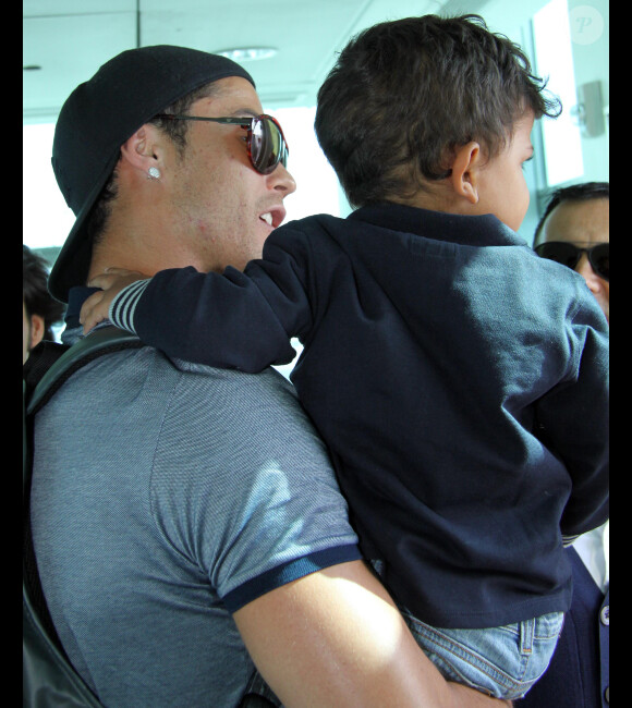 Cristiano Ronaldo et son fils Cristiano le 27 décembre 2011 à Dubai