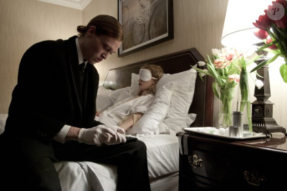 Caleb Landry Jones et Sarah Gadon dans Antiviral de Brandon Cronenberg.