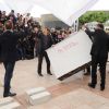 Démontage de pupitre lors du photocall du film Le Grand Soir le 22 mai 2012 au Festival de Cannes