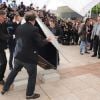 C'est le chaos lors du photocall du film Le Grand Soir le 22 mai 2012 au Festival de Cannes