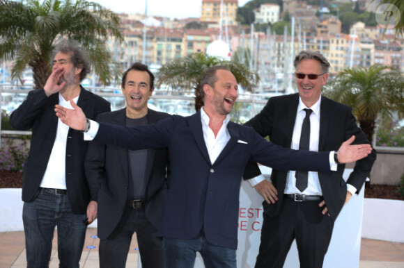 Gustave Kervern, Albert Dupontel, Benoît Poelvoorde et Benoît Delépine lors du photocall du film Le Grand Soir le 22 mai 2012 au Festival de Cannes