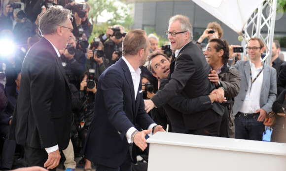 Benoît Delépine, Benoît Poelvoorde, Albert Dupontel - enlaçant Thierry Frémaux - lors du photocall du film Le Grand Soir le 22 mai 2012 au Festival de Cannes