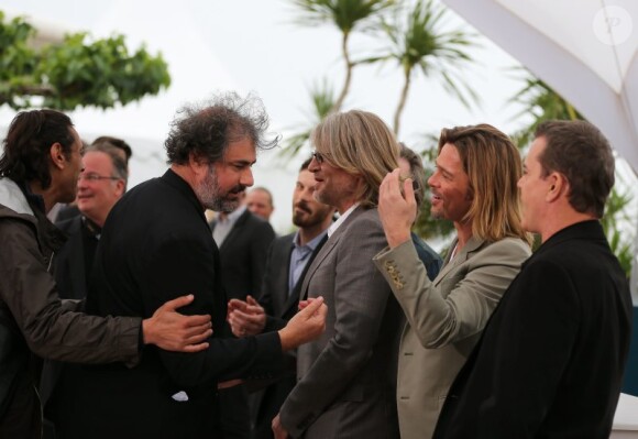 Gustave Kervern s'incruste et salue Brad Pitt lors du photocall du film Cogan le 22 mai 2012 au Festival de Cannes