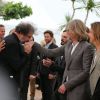 Gustave Kervern s'incruste et salue Andrew Dominik et Brad Pitt lors du photocall du film Cogan le 22 mai 2012 au Festival de Cannes