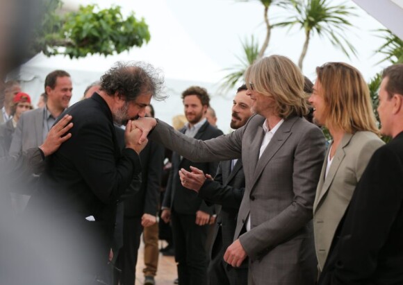 Gustave Kervern s'incruste et salue Andrew Dominik et Brad Pitt lors du photocall du film Cogan le 22 mai 2012 au Festival de Cannes