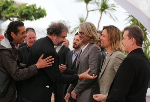 Gustave Kervern s'incruste et salue Brad Pitt lors du photocall du film Cogan le 22 mai 2012 au Festival de Cannes