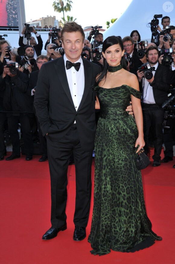 Alec baldwin et sa fiancée Hilaria Thomas lors de la montée des marches du Palais des Festivals, pour le film Cogan - La Mot en Douce, à Cannes le 22 mai 2012