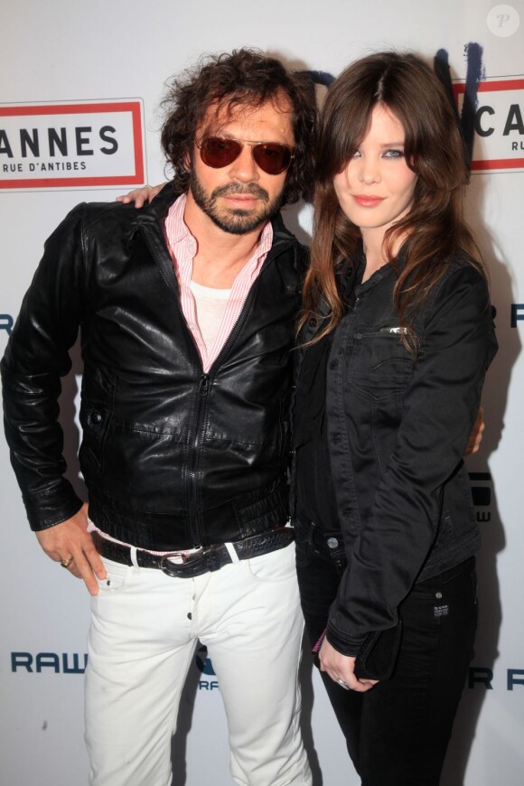 Olivier Zahm et Lou Lesage à l'inauguration de la nouvelle boutique G-Star à Cannes, le 22 mai 2012.