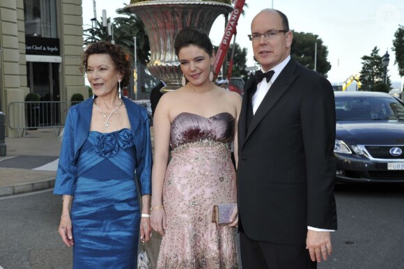 Le prince Albert avec sa cousine Elisabeth-Anne de Massy et sa fille Mélanie-Antoinette.
Le prince Albert de Monaco parrainait mercredi 23 mai 2012 à l'Hôtel de Paris, à Monte-Carlo, le gala Nights in Monaco en faveur de l'environnement, donné au profit de sa fondation et de celle de Bill Clinton, présent à l'événement.