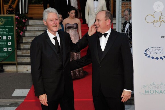 Le prince Albert de Monaco, en compagnie de Bill Clinton, parrainait mercredi 23 mai 2012 à l'Hôtel de Paris, à Monte-Carlo, le gala Nights in Monaco en faveur de l'environnement, donné au profit de sa fondation et de celle de l'ancien président des Etats-Unis.