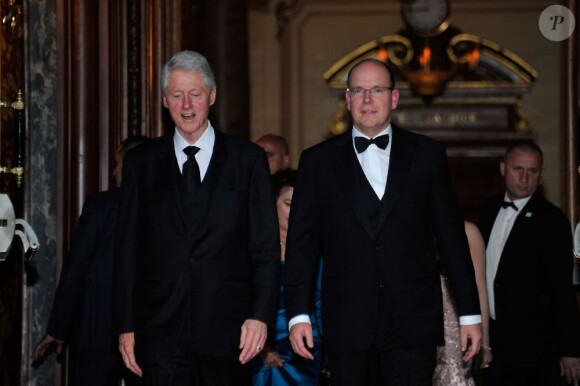 Le prince Albert de Monaco, en compagnie de Bill Clinton, parrainait mercredi 23 mai 2012 à l'Hôtel de Paris, à Monte-Carlo, le gala Nights in Monaco en faveur de l'environnement, donné au profit de sa fondation et de celle de l'ancien président des Etats-Unis.
