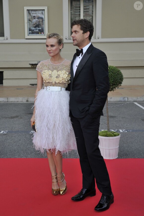 Diane Kruger et son compagnon Joshua Jackson au gala Nights in Monaco en faveur de l'environnement.
Le prince Albert de Monaco parrainait mercredi 23 mai 2012 à l'Hôtel de Paris, à Monte-Carlo, le gala Nights in Monaco en faveur de l'environnement, donné au profit de sa fondation et de celle de Bill Clinton, présent à l'événement.