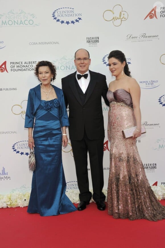 Le prince Albert avec sa cousine Elisabeth-Anne de Massy et sa fille Mélanie-Antoinette.
Le prince Albert de Monaco parrainait mercredi 23 mai 2012 à l'Hôtel de Paris, à Monte-Carlo, le gala Nights in Monaco en faveur de l'environnement, donné au profit de sa fondation et de celle de Bill Clinton, présent à l'événement.