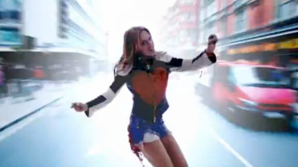 Kylie Minogue bombesque dans son nouveau clip Timebomb