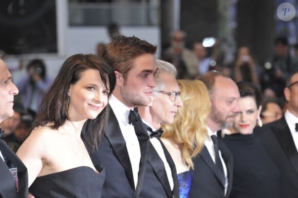 Juliette Binoche, Robert Pattinson et David Cronenberg lors de la montée des marches du Palais des Festivals pour la présentation du film Cosmopolis, à Cannes le 25 mai 2012