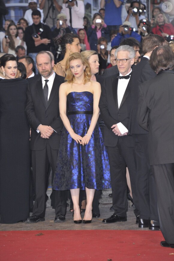 Emily Hampshire, Paul Giamatti, Sarah Gadon et David Cronenberg lors de la montée des marches du Palais des Festivals pour la présentation du film Cosmopolis, à Cannes le 25 mai 2012