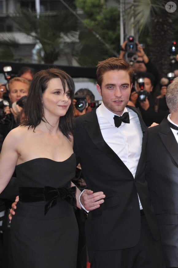 Juliette Binoche et Robert Pattinson lors de la montée des marches du Palais des Festivals pour la présentation du film Cosmopolis, à Cannes le 25 mai 2012