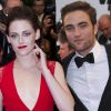 Kristen Stewart et Robert Pattinson lors de la montée des marches du Palais des Festivals pour le film Cosmopolis, à Cannes le 25 mai 2012
