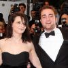 Robert Pattinson et Juliette Binoche montent les marches pour la présentation du film Cosmopolis, à Cannes le 25 mai 2012