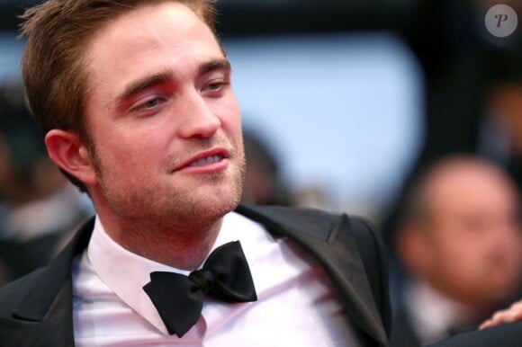 Robert Pattinson monte les marches pour la présentation du film Cosmopolis, à Cannes le 25 mai 2012