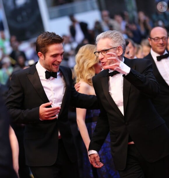 Robert Pattinson et David Cronenberg montent les marches pour la présentation du film Cosmopolis, à Cannes le 25 mai 2012