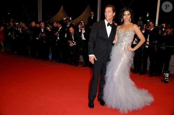 Matthew McConaughey et sa fiancée Camila Alves lors de la descente des marches après la projection du film Mud au Festival de Cannes le 26 mai 2012.