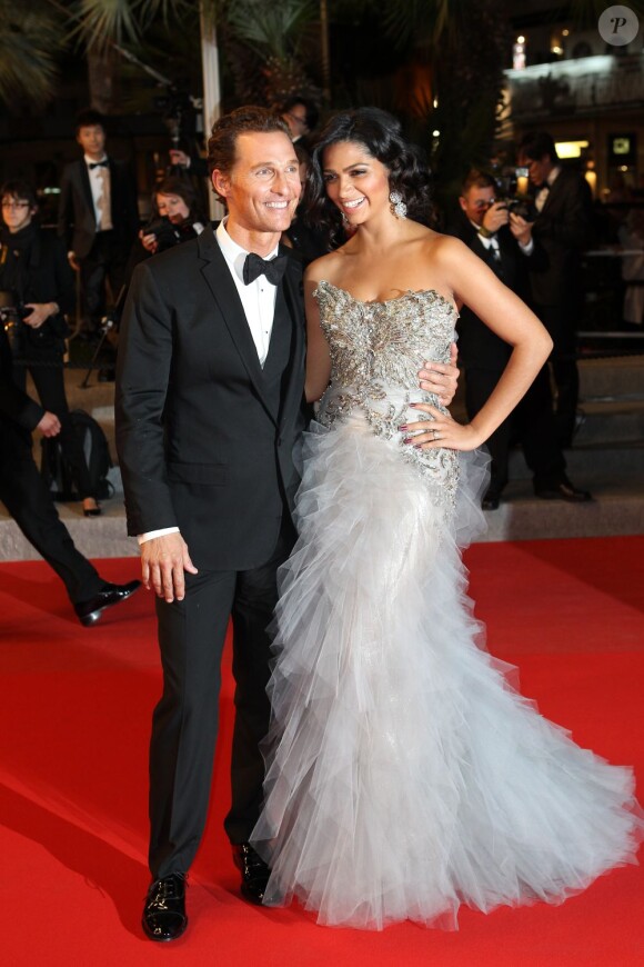 Matthew McConaughey et sa fiancée Camila Alves lors de la descente des marches après la projection du film Mud au Festival de Cannes le 26 mai 2012.