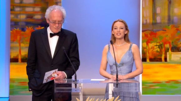 Jean-Pierre Dardenne et Kylie Minogue remettent le prix du Court-Métrage lors de la cérémonie de clôture du 65e Festival de Cannes, le dimanche 27 mai 2012.