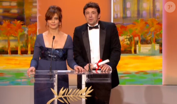 Laura Morante et Patrick Bruel remettent le Prix du Jury, lors de la cérémonie de clôture du 65e Festival de Cannes, le dimanche 27 mai 2012.