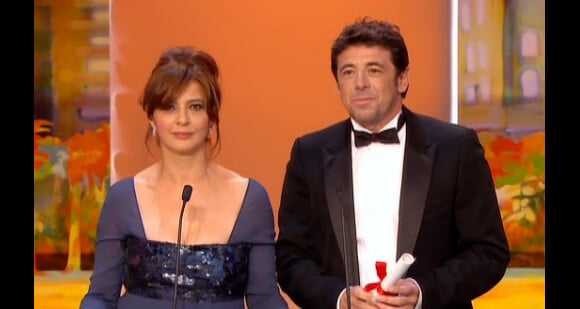 Laura Morante et Patrick Bruel remettent le Prix du Jury, lors de la cérémonie de clôture du 65e Festival de Cannes, le dimanche 27 mai 2012.