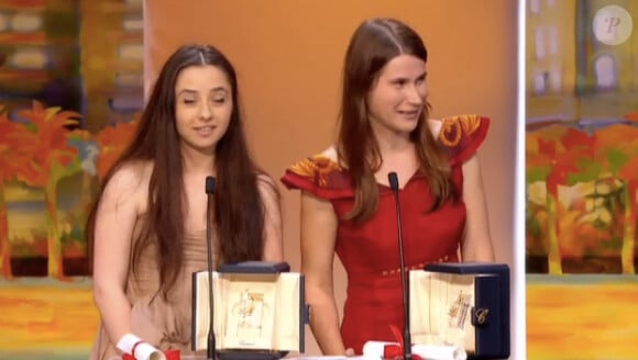 Cosmina Stratan et Cristina Flutur (pour Au-delà des collines) reçoivent le Prix d'interprétation féminine, lors de la cérémonie de clôture du 65e Festival de Cannes, le dimanche 27 mai 2012.