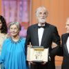 Audrey Tautou, Emmanuelle Riva, Michael Haneke, qui pose avec sa palme d'or, Jean-Louis Trintignant, lors de la cérémonie de clôture du 65e Festival de Cannes, le dimanche 27 mai 2012.
